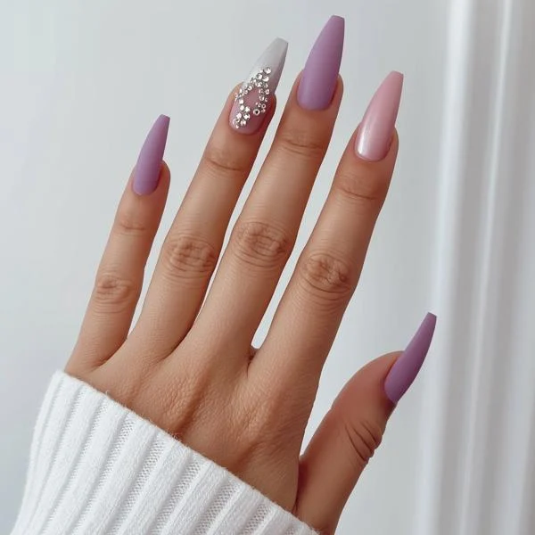 Elegant almond-shaped nails for a chic manicure